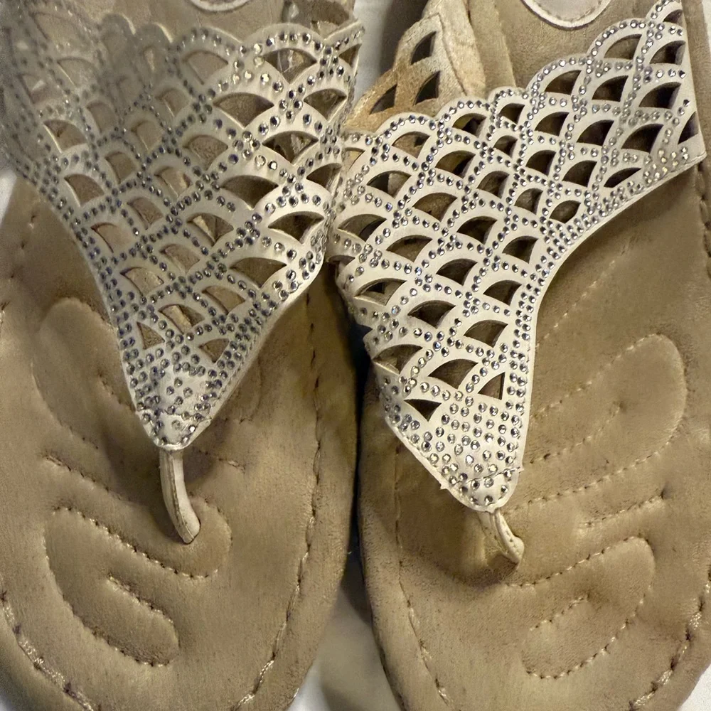 Croft‎ & Barrow Women's Beige and White Sandals